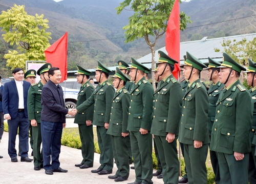 Phó thủ tướng Chính phủ Lê Minh Khái thăm, tặng quà Tết tại Điện Biên